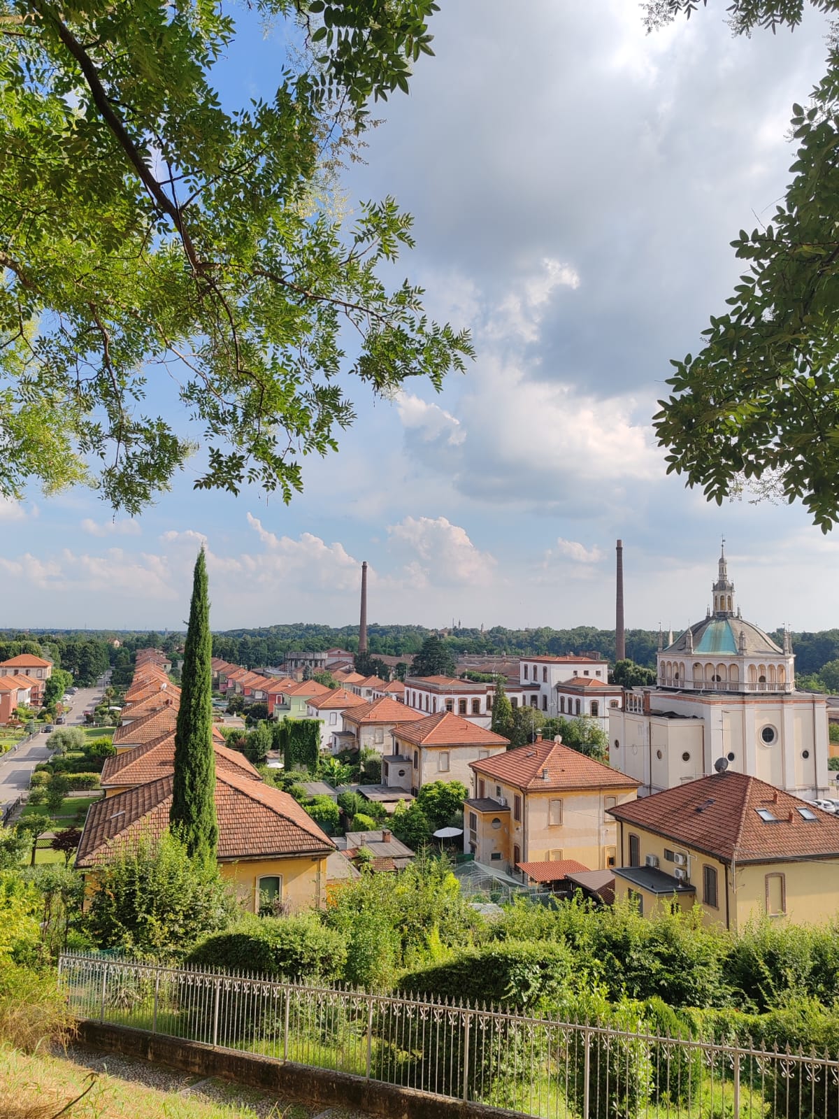 Visita guidata al villaggio operaio di Crespi d'Adda con Valentina Maini, guida di Bergamo. Vista panoramica del villaggio di Crespi d'Adda.